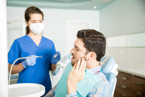 How to Manage Dental Pain Before Visiting an Emergency Clinic